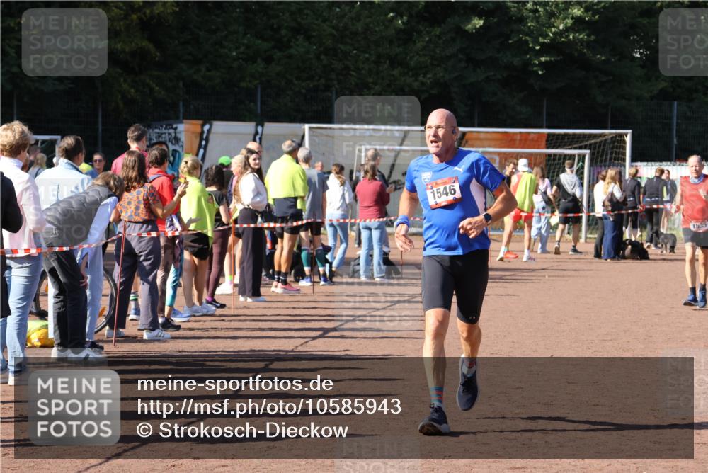 27.09.2026 - 35. Volkslauf durch das schöne Alstertal Strokosch-Dieckow http://msf.ph/oto/10585943 27.09.2026 11:54:43 Ziel 1535, 1546, 2462 meine-sportfotos.de