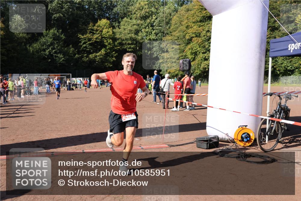27.09.2026 - 35. Volkslauf durch das schöne Alstertal Strokosch-Dieckow http://msf.ph/oto/10585951 27.09.2026 11:54:40 Ziel 1546, 1571, 2462 meine-sportfotos.de