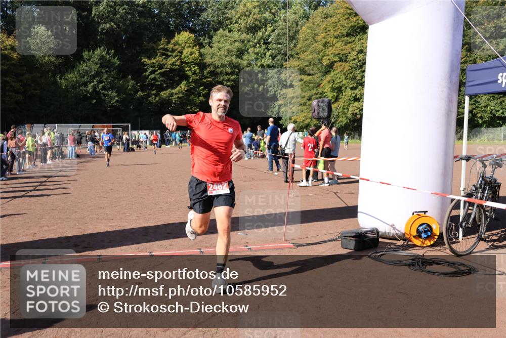 27.09.2026 - 35. Volkslauf durch das schöne Alstertal Strokosch-Dieckow http://msf.ph/oto/10585952 27.09.2026 11:54:39 Ziel 1546, 1571, 2462 meine-sportfotos.de
