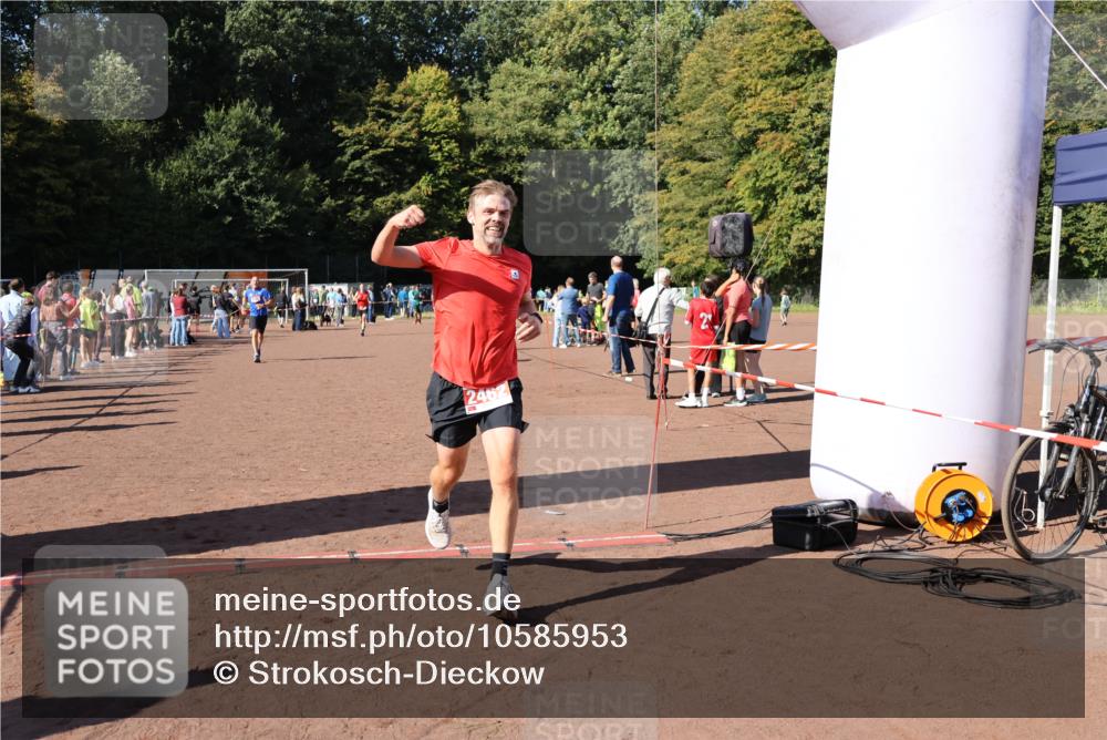 27.09.2026 - 35. Volkslauf durch das schöne Alstertal Strokosch-Dieckow http://msf.ph/oto/10585953 27.09.2026 11:54:39 Ziel 1546, 1571, 2462 meine-sportfotos.de