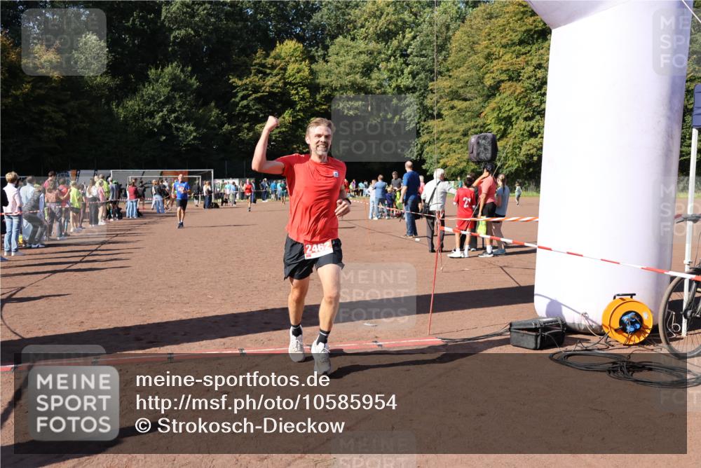 27.09.2026 - 35. Volkslauf durch das schöne Alstertal Strokosch-Dieckow http://msf.ph/oto/10585954 27.09.2026 11:54:39 Ziel 1546, 1571, 2462 meine-sportfotos.de