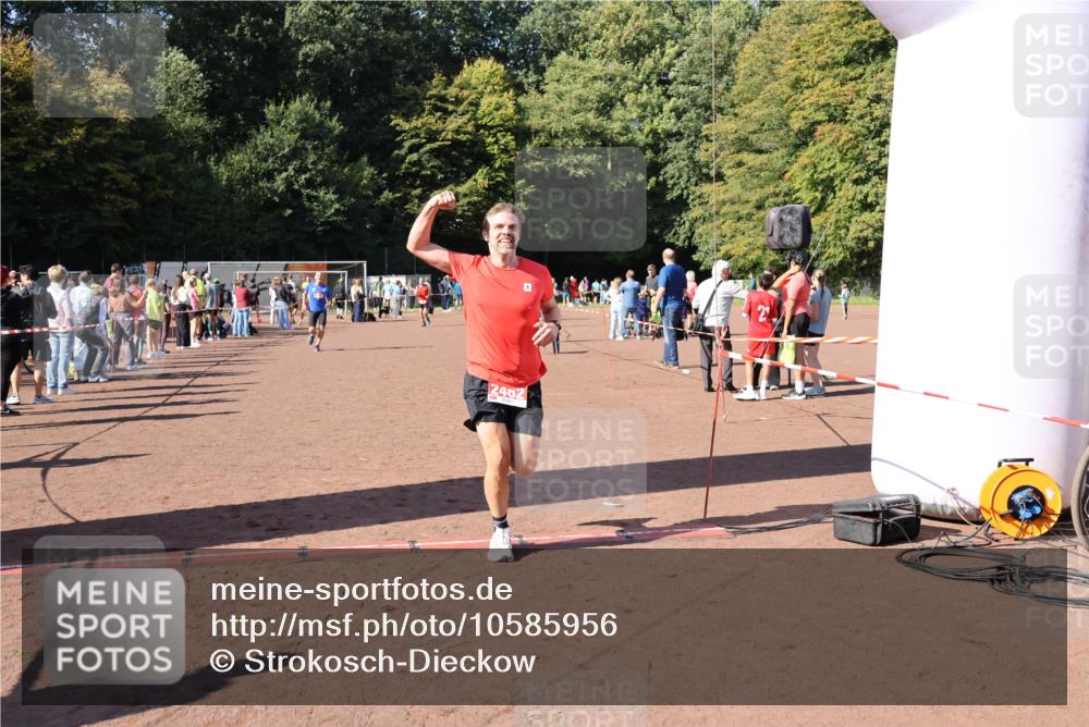 27.09.2026 - 35. Volkslauf durch das schöne Alstertal Strokosch-Dieckow http://msf.ph/oto/10585956 27.09.2026 11:54:39 Ziel 1546, 1571, 2462 meine-sportfotos.de