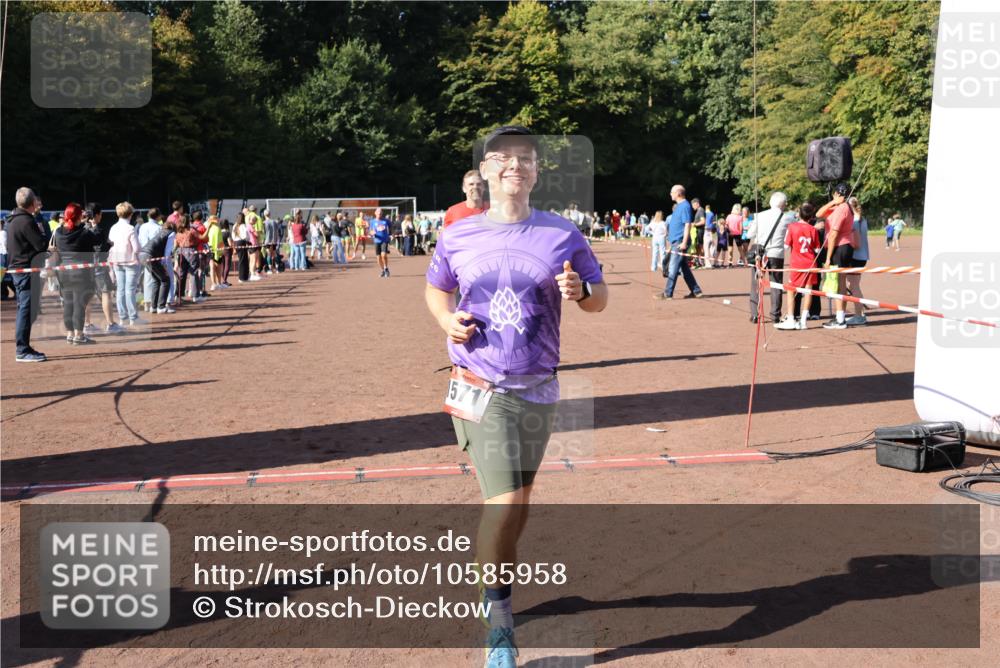27.09.2026 - 35. Volkslauf durch das schöne Alstertal Strokosch-Dieckow http://msf.ph/oto/10585958 27.09.2026 11:54:38 Ziel 1546, 1571, 2462 meine-sportfotos.de