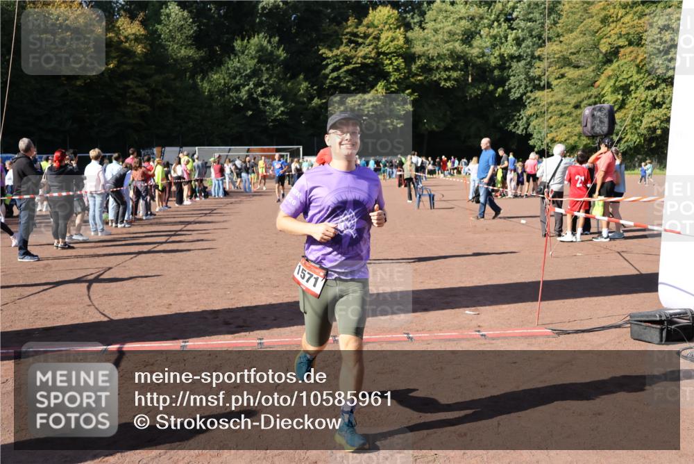 27.09.2026 - 35. Volkslauf durch das schöne Alstertal Strokosch-Dieckow http://msf.ph/oto/10585961 27.09.2026 11:54:38 Ziel 1546, 1571, 2462 meine-sportfotos.de