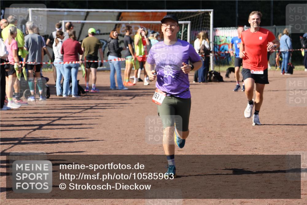 27.09.2026 - 35. Volkslauf durch das schöne Alstertal Strokosch-Dieckow http://msf.ph/oto/10585963 27.09.2026 11:54:35 Ziel 1571, 2462 meine-sportfotos.de