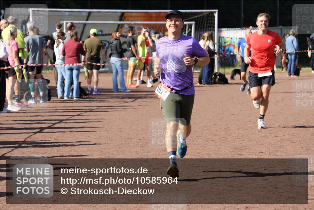 27.09.2026 - 35. Volkslauf durch das schöne Alstertal Strokosch-Dieckow http://msf.ph/oto/10585964 27.09.2026 11:54:35 Ziel 1571, 2462 meine-sportfotos.de