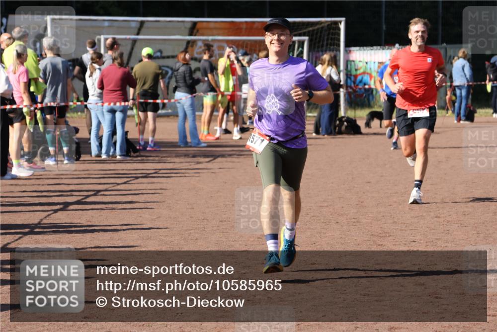 27.09.2026 - 35. Volkslauf durch das schöne Alstertal Strokosch-Dieckow http://msf.ph/oto/10585965 27.09.2026 11:54:35 Ziel 1571, 2462 meine-sportfotos.de