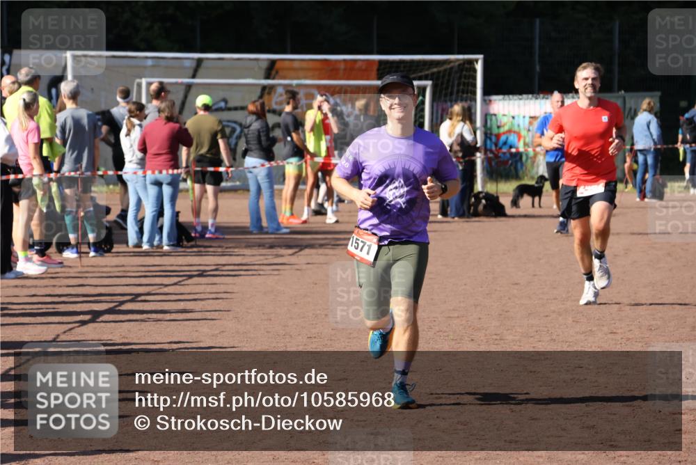 27.09.2026 - 35. Volkslauf durch das schöne Alstertal Strokosch-Dieckow http://msf.ph/oto/10585968 27.09.2026 11:54:34 Ziel 1571, 2462 meine-sportfotos.de