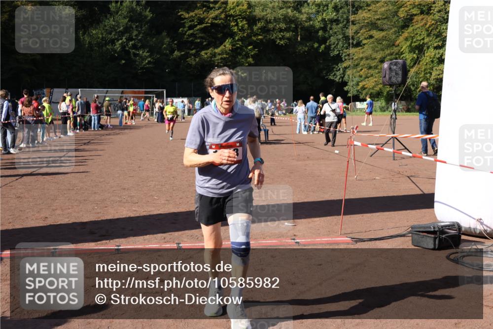 27.09.2026 - 35. Volkslauf durch das schöne Alstertal Strokosch-Dieckow http://msf.ph/oto/10585982 27.09.2026 11:54:23 Ziel 1013, 1016 meine-sportfotos.de