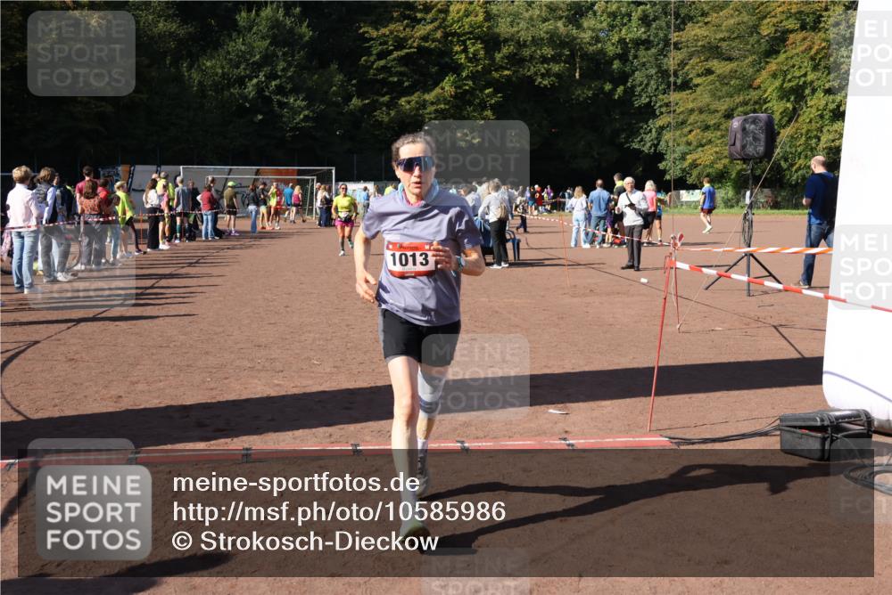 27.09.2026 - 35. Volkslauf durch das schöne Alstertal Strokosch-Dieckow http://msf.ph/oto/10585986 27.09.2026 11:54:23 Ziel 1013, 1016 meine-sportfotos.de