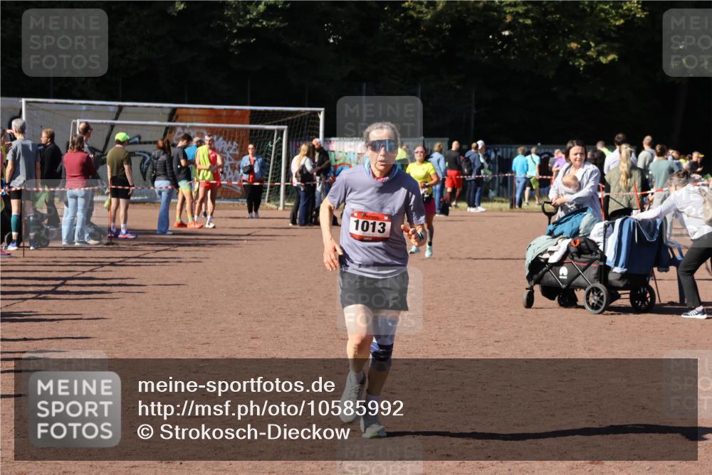 27.09.2026 - 35. Volkslauf durch das schöne Alstertal Strokosch-Dieckow http://msf.ph/oto/10585992 27.09.2026 11:54:21 Ziel 1013, 1016 meine-sportfotos.de