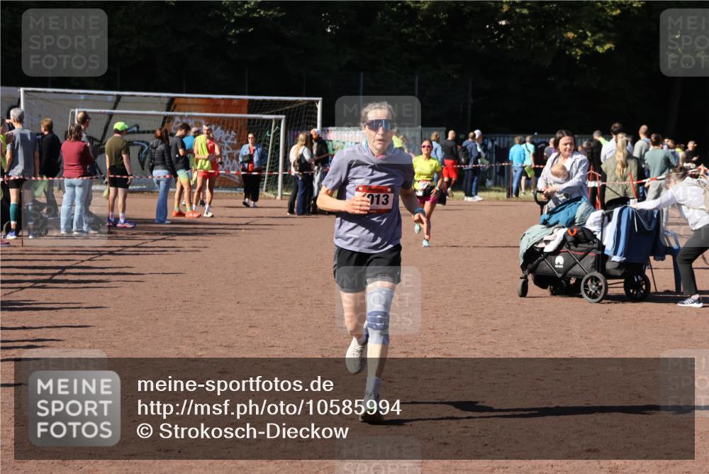 27.09.2026 - 35. Volkslauf durch das schöne Alstertal Strokosch-Dieckow http://msf.ph/oto/10585994 27.09.2026 11:54:21 Ziel 1013, 1016 meine-sportfotos.de