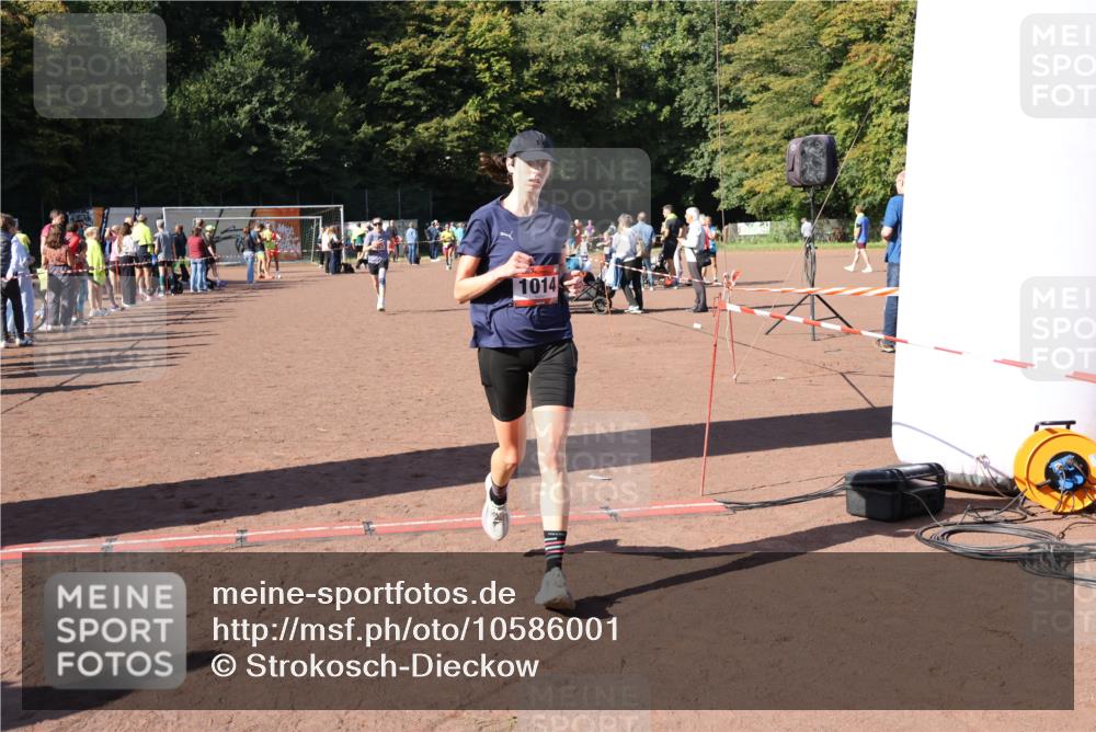 27.09.2026 - 35. Volkslauf durch das schöne Alstertal Strokosch-Dieckow http://msf.ph/oto/10586001 27.09.2026 11:54:17 Ziel 1013, 1014, 1518, 2119 meine-sportfotos.de