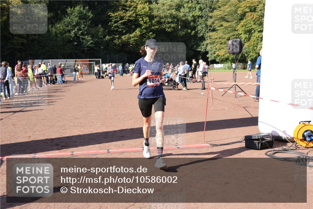 27.09.2026 - 35. Volkslauf durch das schöne Alstertal Strokosch-Dieckow http://msf.ph/oto/10586002 27.09.2026 11:54:17 Ziel 1013, 1014, 1518, 2119 meine-sportfotos.de