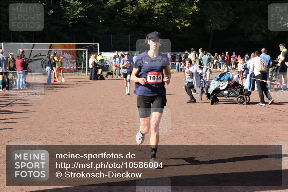 27.09.2026 - 35. Volkslauf durch das schöne Alstertal Strokosch-Dieckow http://msf.ph/oto/10586004 27.09.2026 11:54:16 Ziel 1013, 1014, 1518, 2119 meine-sportfotos.de