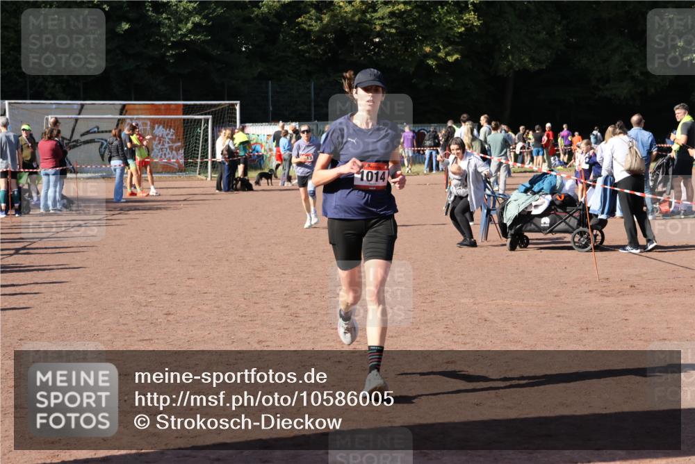 27.09.2026 - 35. Volkslauf durch das schöne Alstertal Strokosch-Dieckow http://msf.ph/oto/10586005 27.09.2026 11:54:16 Ziel 1013, 1014, 1518, 2119 meine-sportfotos.de