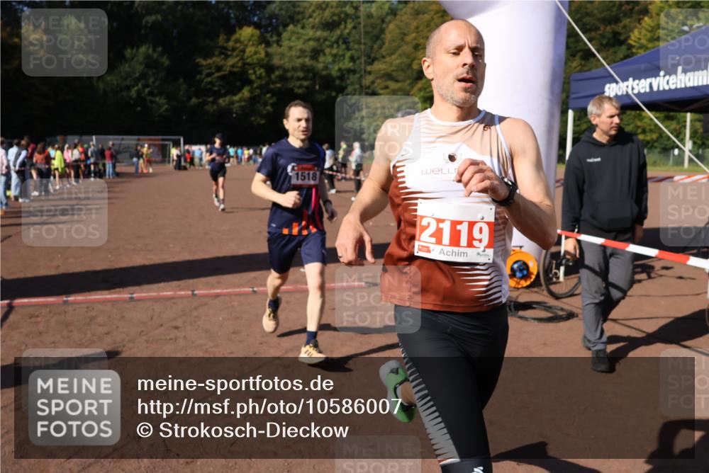 27.09.2026 - 35. Volkslauf durch das schöne Alstertal Strokosch-Dieckow http://msf.ph/oto/10586007 27.09.2026 11:54:14 Ziel 1013, 1014, 1518, 2119 meine-sportfotos.de
