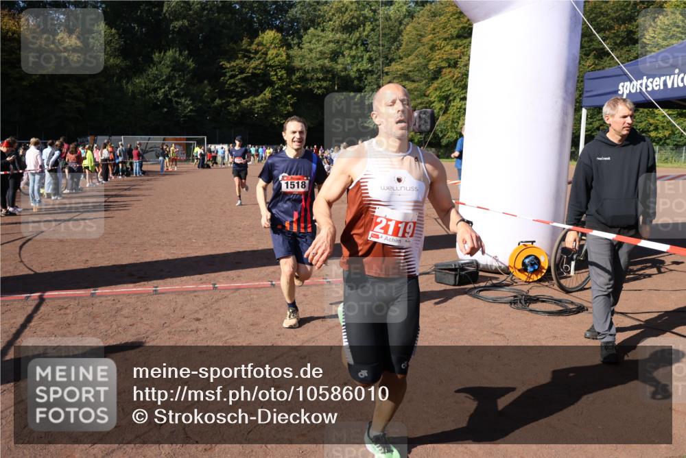 27.09.2026 - 35. Volkslauf durch das schöne Alstertal Strokosch-Dieckow http://msf.ph/oto/10586010 27.09.2026 11:54:14 Ziel 1013, 1014, 1518, 2119 meine-sportfotos.de