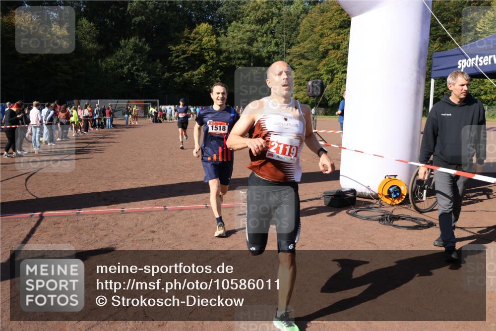 27.09.2026 - 35. Volkslauf durch das schöne Alstertal Strokosch-Dieckow http://msf.ph/oto/10586011 27.09.2026 11:54:14 Ziel 1013, 1014, 1518, 2119 meine-sportfotos.de