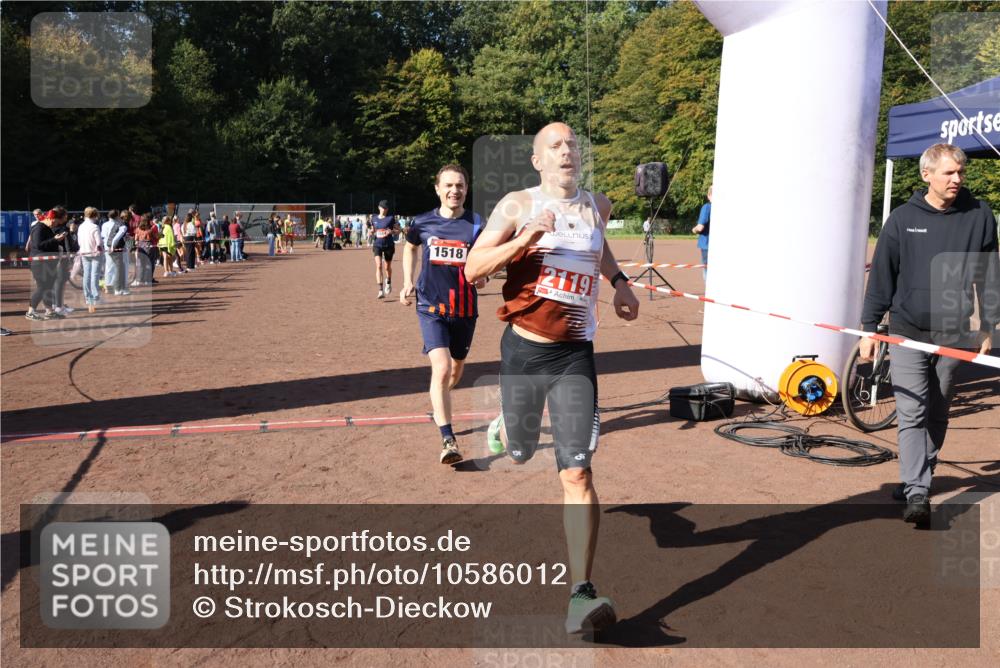 27.09.2026 - 35. Volkslauf durch das schöne Alstertal Strokosch-Dieckow http://msf.ph/oto/10586012 27.09.2026 11:54:14 Ziel 1013, 1014, 1518, 2119 meine-sportfotos.de