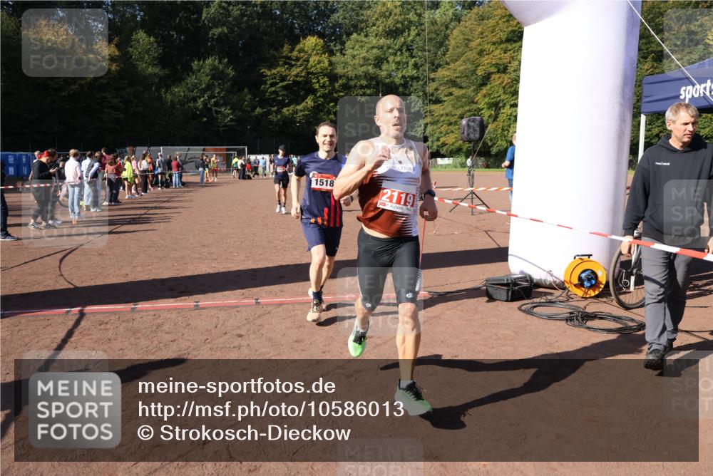 27.09.2026 - 35. Volkslauf durch das schöne Alstertal Strokosch-Dieckow http://msf.ph/oto/10586013 27.09.2026 11:54:14 Ziel 1013, 1014, 1518, 2119 meine-sportfotos.de