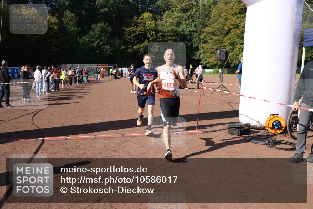 27.09.2026 - 35. Volkslauf durch das schöne Alstertal Strokosch-Dieckow http://msf.ph/oto/10586017 27.09.2026 11:54:14 Ziel 1013, 1014, 1518, 2119 meine-sportfotos.de