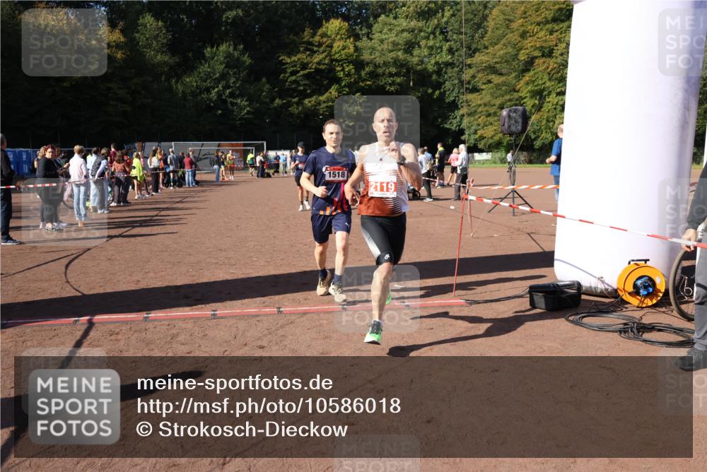 27.09.2026 - 35. Volkslauf durch das schöne Alstertal Strokosch-Dieckow http://msf.ph/oto/10586018 27.09.2026 11:54:14 Ziel 1013, 1014, 1518, 2119 meine-sportfotos.de