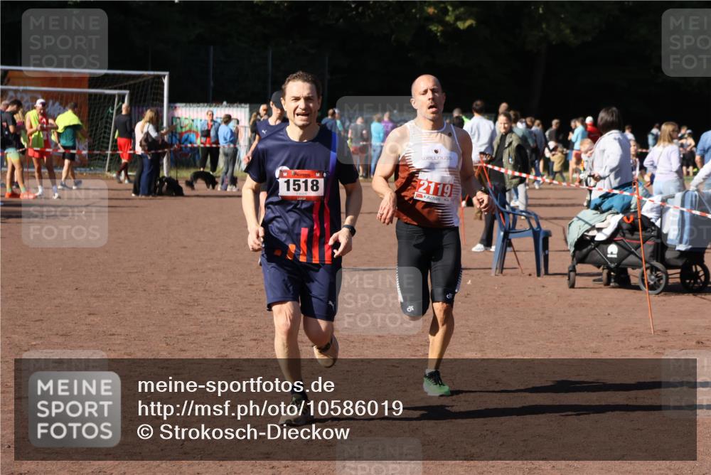 27.09.2026 - 35. Volkslauf durch das schöne Alstertal Strokosch-Dieckow http://msf.ph/oto/10586019 27.09.2026 11:54:12 Ziel 1014, 1518, 2119 meine-sportfotos.de