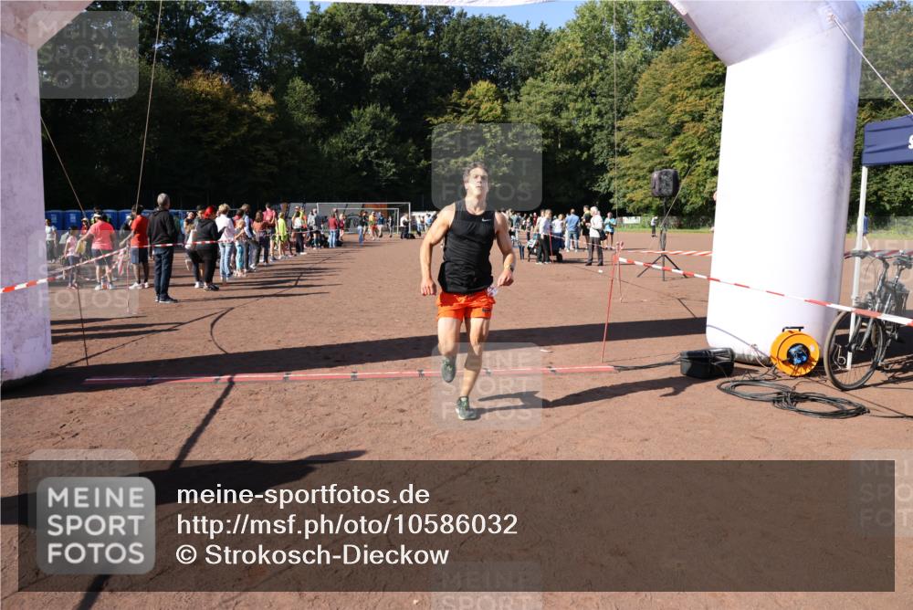 27.09.2026 - 35. Volkslauf durch das schöne Alstertal Strokosch-Dieckow http://msf.ph/oto/10586032 27.09.2026 11:54:05 Ziel 1518, 2119, 2485 meine-sportfotos.de