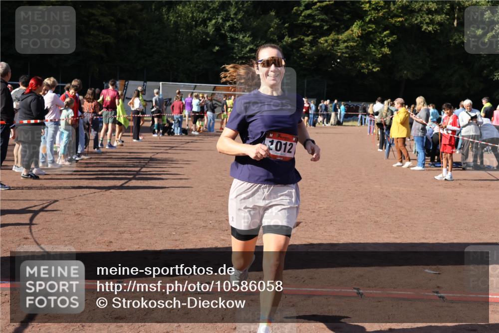 27.09.2026 - 35. Volkslauf durch das schöne Alstertal Strokosch-Dieckow http://msf.ph/oto/10586058 27.09.2026 11:53:39 Ziel 1012, 1498 meine-sportfotos.de