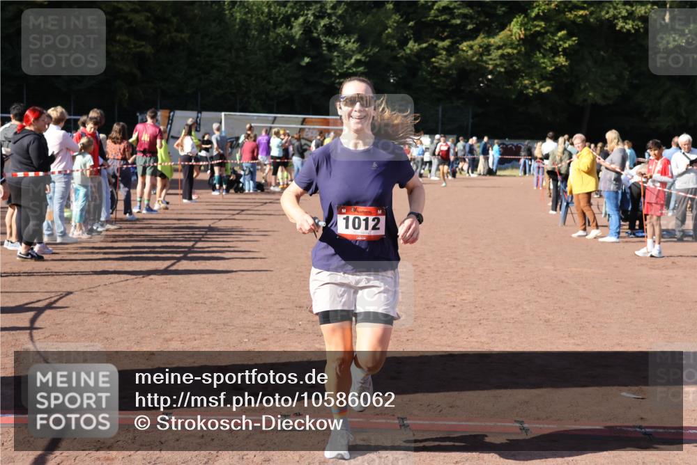 27.09.2026 - 35. Volkslauf durch das schöne Alstertal Strokosch-Dieckow http://msf.ph/oto/10586062 27.09.2026 11:53:39 Ziel 1012, 1498 meine-sportfotos.de