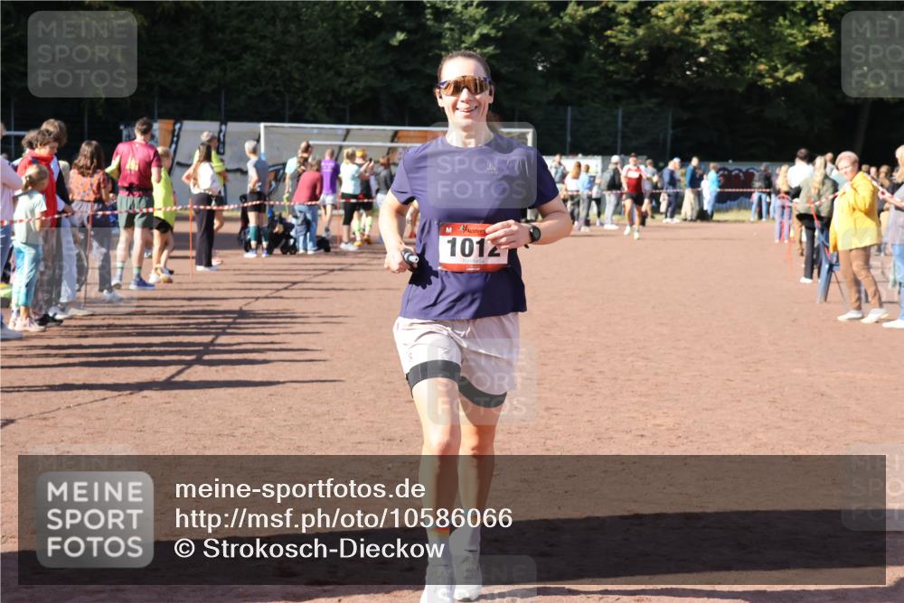 27.09.2026 - 35. Volkslauf durch das schöne Alstertal Strokosch-Dieckow http://msf.ph/oto/10586066 27.09.2026 11:53:39 Ziel 1012, 1498 meine-sportfotos.de
