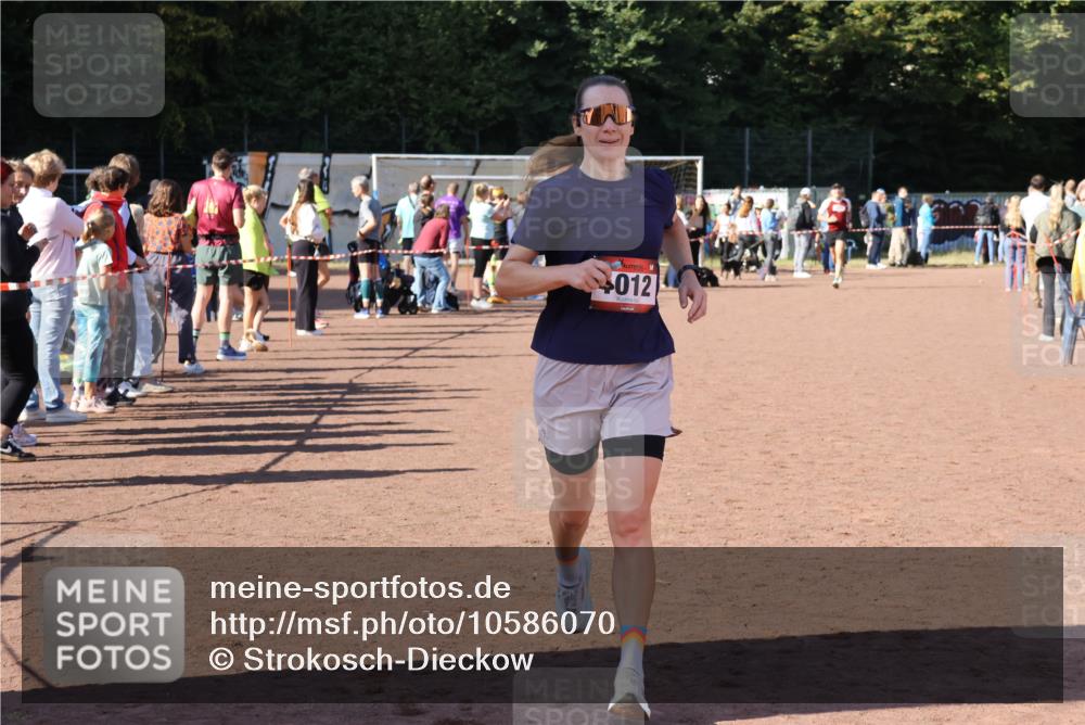 27.09.2026 - 35. Volkslauf durch das schöne Alstertal Strokosch-Dieckow http://msf.ph/oto/10586070 27.09.2026 11:53:39 Ziel 1012, 1498 meine-sportfotos.de