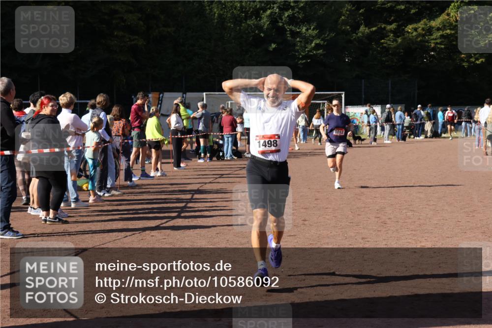 27.09.2026 - 35. Volkslauf durch das schöne Alstertal Strokosch-Dieckow http://msf.ph/oto/10586092 27.09.2026 11:53:34 Ziel 1012, 1498 meine-sportfotos.de
