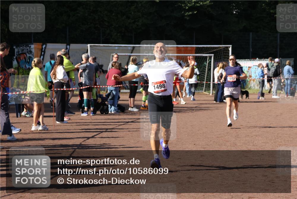27.09.2026 - 35. Volkslauf durch das schöne Alstertal Strokosch-Dieckow http://msf.ph/oto/10586099 27.09.2026 11:53:33 Ziel 1012, 1498 meine-sportfotos.de