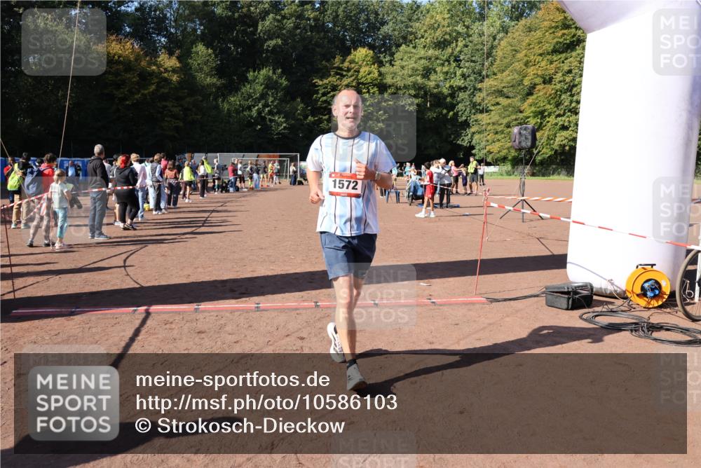 27.09.2026 - 35. Volkslauf durch das schöne Alstertal Strokosch-Dieckow http://msf.ph/oto/10586103 27.09.2026 11:53:24 Ziel 1572 meine-sportfotos.de