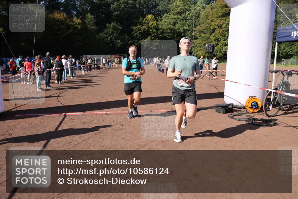27.09.2026 - 35. Volkslauf durch das schöne Alstertal Strokosch-Dieckow http://msf.ph/oto/10586124 27.09.2026 11:53:02 Ziel 1474, 1552, 2470, 2972 meine-sportfotos.de