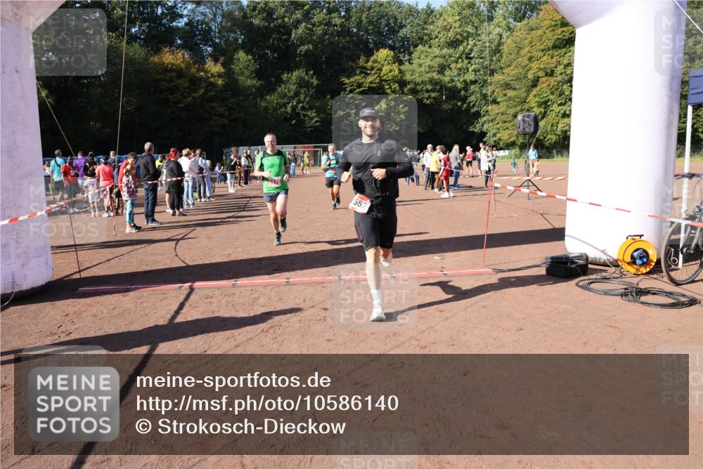 27.09.2026 - 35. Volkslauf durch das schöne Alstertal Strokosch-Dieckow http://msf.ph/oto/10586140 27.09.2026 11:52:59 Ziel 1474, 1552, 2470, 2972 meine-sportfotos.de