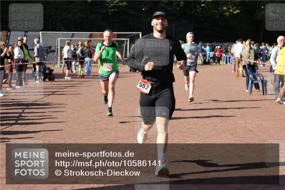 27.09.2026 - 35. Volkslauf durch das schöne Alstertal Strokosch-Dieckow http://msf.ph/oto/10586141 27.09.2026 11:52:58 Ziel 1474, 1552, 2470, 2972 meine-sportfotos.de