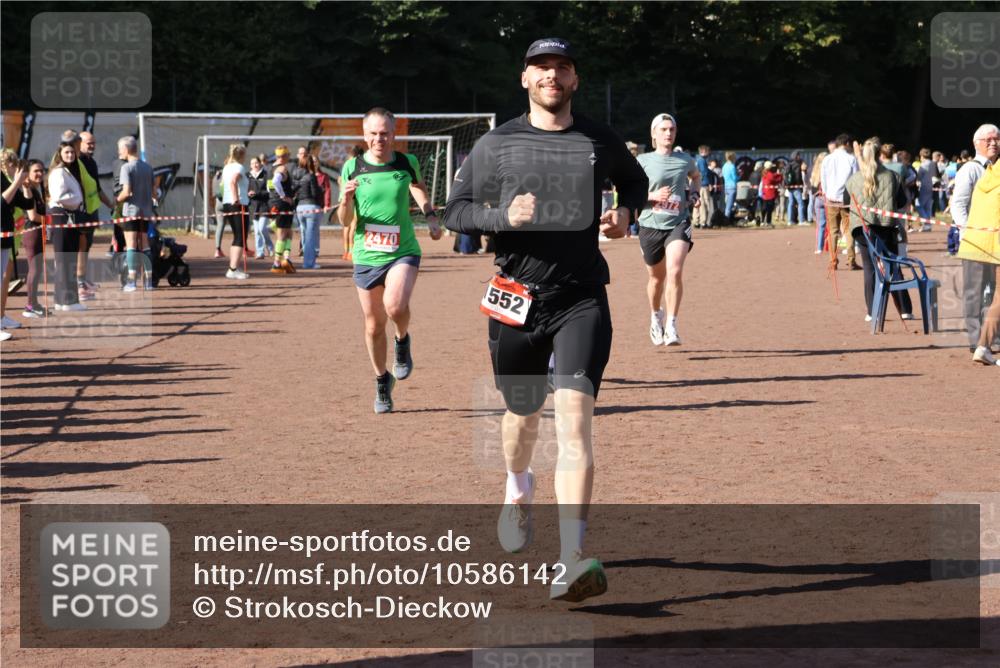 27.09.2026 - 35. Volkslauf durch das schöne Alstertal Strokosch-Dieckow http://msf.ph/oto/10586142 27.09.2026 11:52:58 Ziel 1474, 1552, 2470, 2972 meine-sportfotos.de