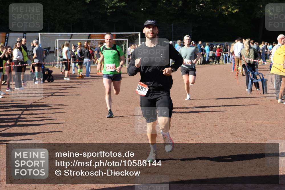 27.09.2026 - 35. Volkslauf durch das schöne Alstertal Strokosch-Dieckow http://msf.ph/oto/10586144 27.09.2026 11:52:58 Ziel 1474, 1552, 2470, 2972 meine-sportfotos.de