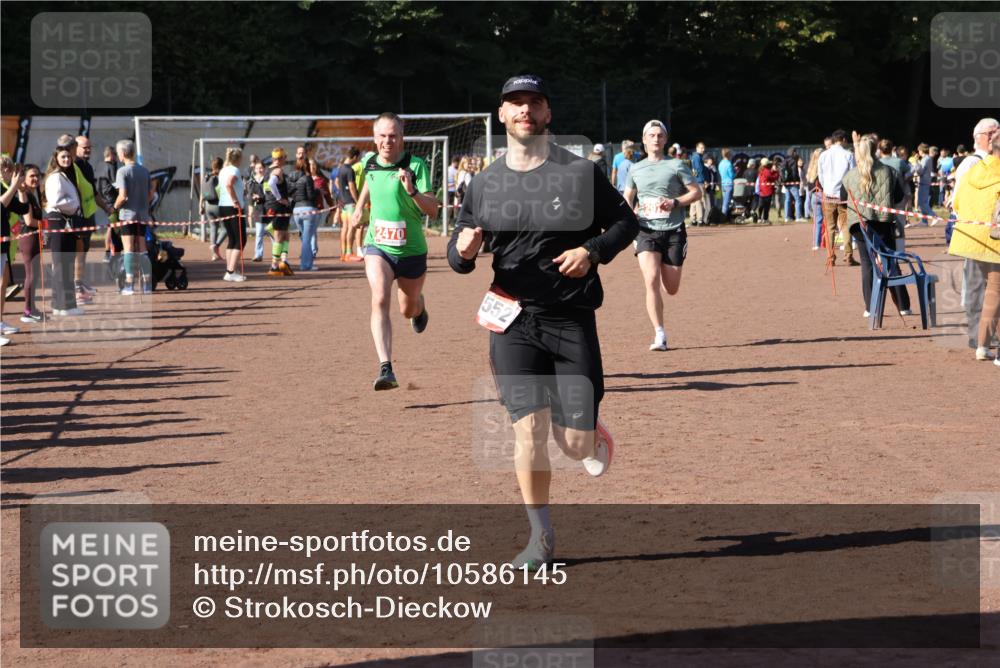 27.09.2026 - 35. Volkslauf durch das schöne Alstertal Strokosch-Dieckow http://msf.ph/oto/10586145 27.09.2026 11:52:58 Ziel 1474, 1552, 2470, 2972 meine-sportfotos.de