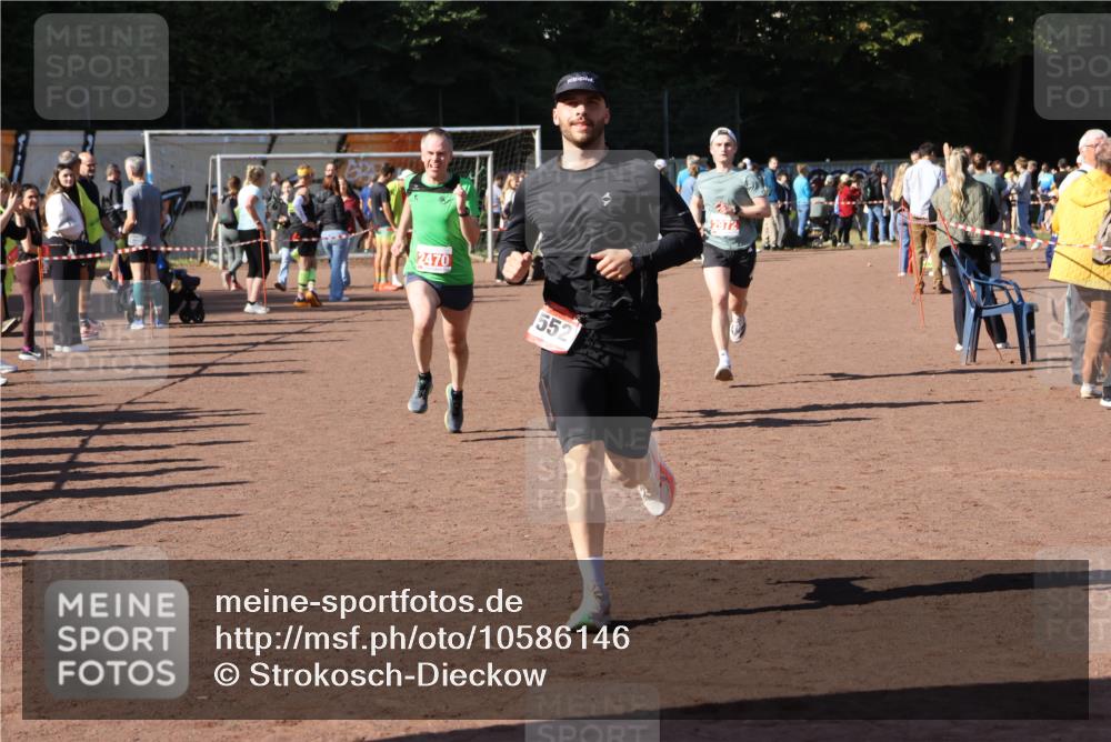 27.09.2026 - 35. Volkslauf durch das schöne Alstertal Strokosch-Dieckow http://msf.ph/oto/10586146 27.09.2026 11:52:58 Ziel 1474, 1552, 2470, 2972 meine-sportfotos.de