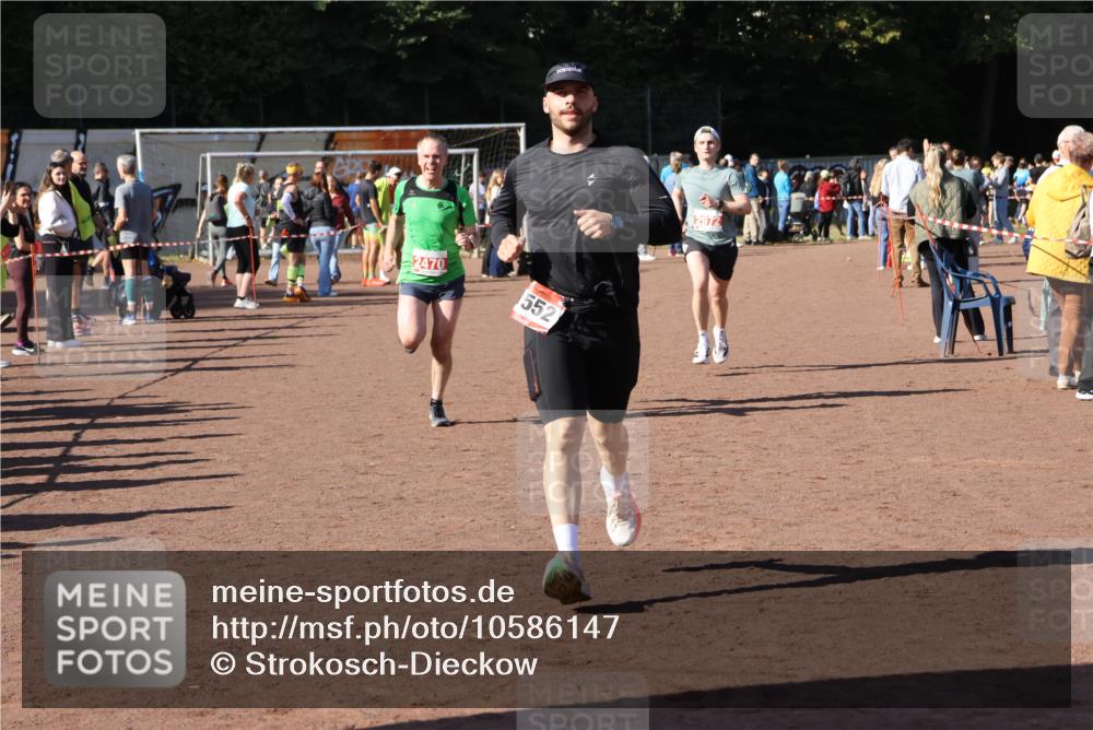 27.09.2026 - 35. Volkslauf durch das schöne Alstertal Strokosch-Dieckow http://msf.ph/oto/10586147 27.09.2026 11:52:58 Ziel 1474, 1552, 2470, 2972 meine-sportfotos.de
