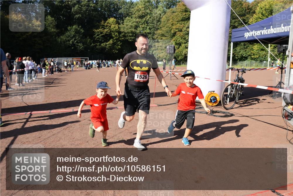 27.09.2026 - 35. Volkslauf durch das schöne Alstertal Strokosch-Dieckow http://msf.ph/oto/10586151 27.09.2026 11:52:51 Ziel 1526, 1552, 2470, 3154 meine-sportfotos.de