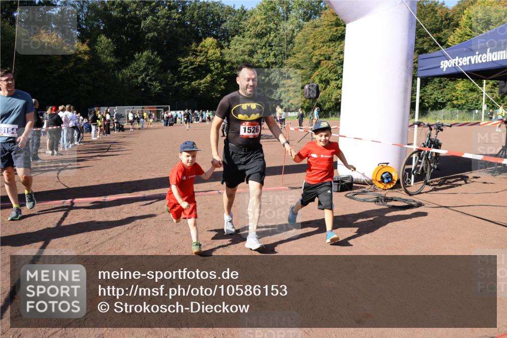 27.09.2026 - 35. Volkslauf durch das schöne Alstertal Strokosch-Dieckow http://msf.ph/oto/10586153 27.09.2026 11:52:51 Ziel 1526, 1552, 2470, 3154 meine-sportfotos.de