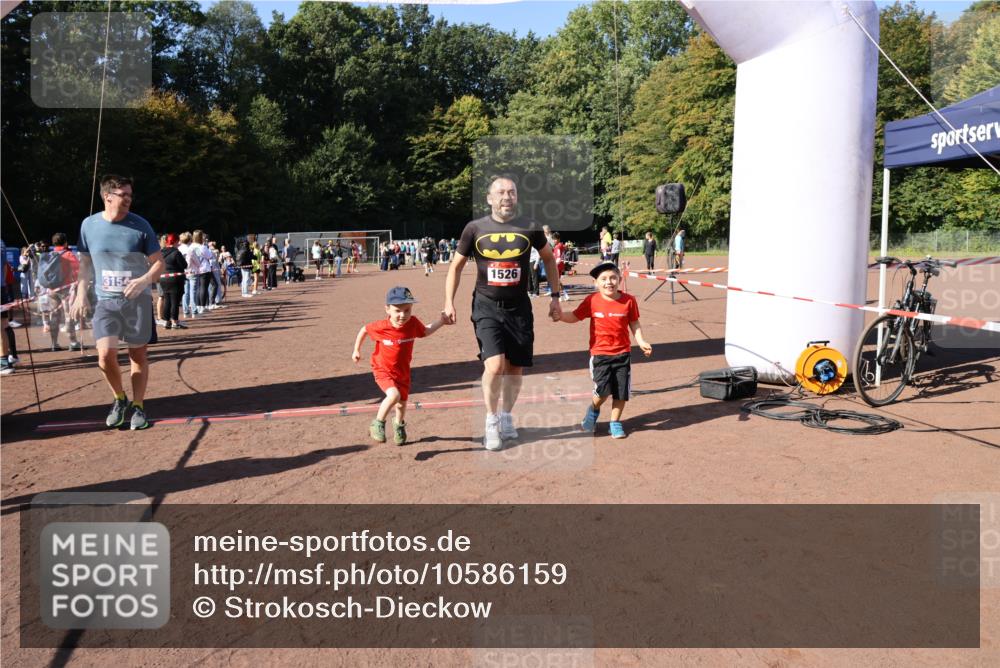 27.09.2026 - 35. Volkslauf durch das schöne Alstertal Strokosch-Dieckow http://msf.ph/oto/10586159 27.09.2026 11:52:51 Ziel 1526, 1552, 2470, 3154 meine-sportfotos.de