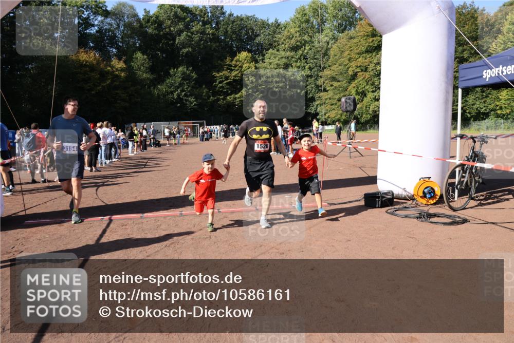 27.09.2026 - 35. Volkslauf durch das schöne Alstertal Strokosch-Dieckow http://msf.ph/oto/10586161 27.09.2026 11:52:50 Ziel 1526, 1552, 3154 meine-sportfotos.de