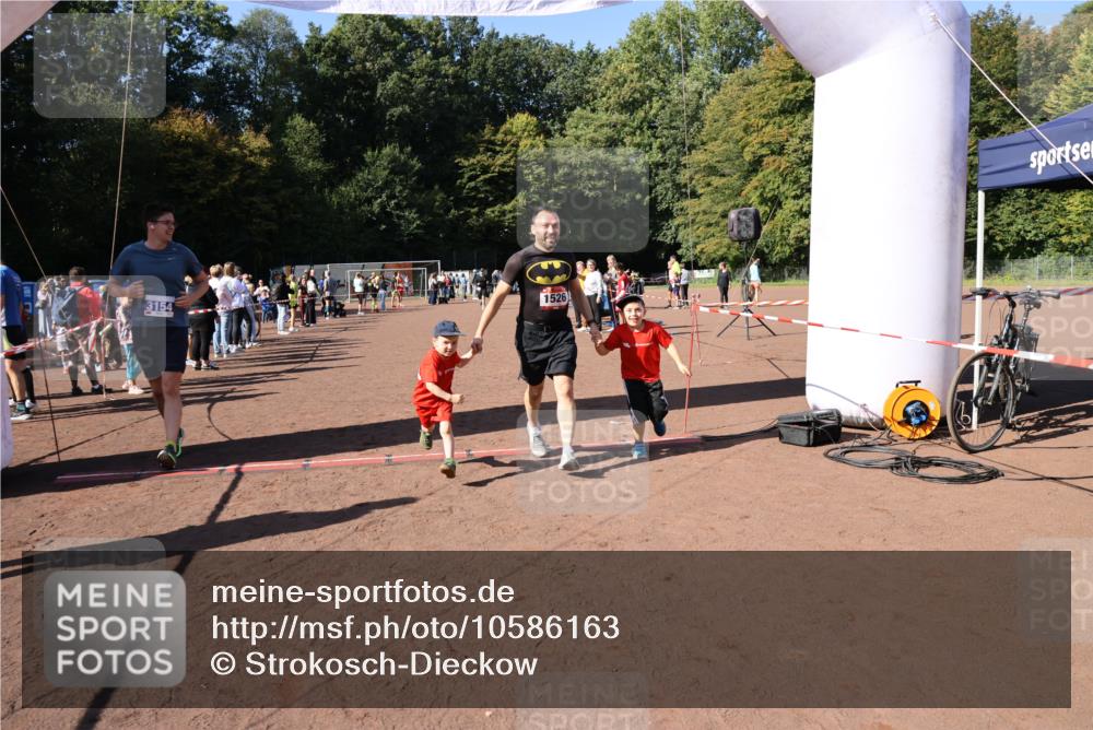 27.09.2026 - 35. Volkslauf durch das schöne Alstertal Strokosch-Dieckow http://msf.ph/oto/10586163 27.09.2026 11:52:50 Ziel 1526, 1552, 3154 meine-sportfotos.de