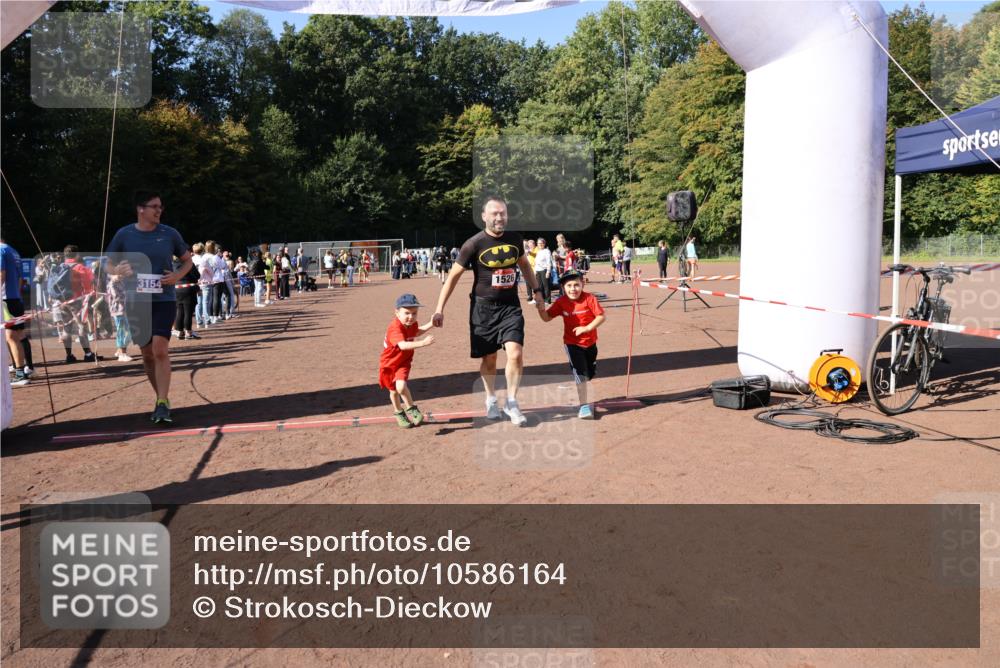 27.09.2026 - 35. Volkslauf durch das schöne Alstertal Strokosch-Dieckow http://msf.ph/oto/10586164 27.09.2026 11:52:50 Ziel 1526, 1552, 3154 meine-sportfotos.de